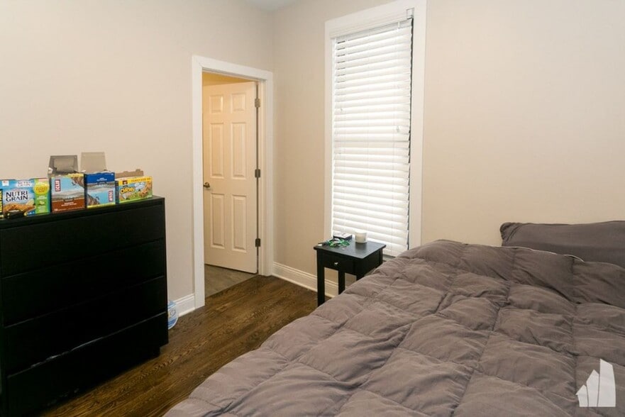 Building Photo - 1218 W Diversey Pkwy