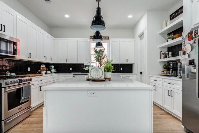 Building Photo - 12016 Savannah Ave