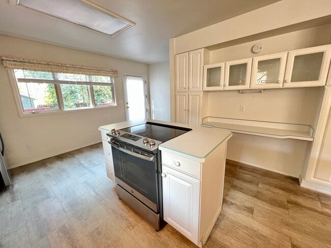 Building Photo - 3 bed 3 bath available!