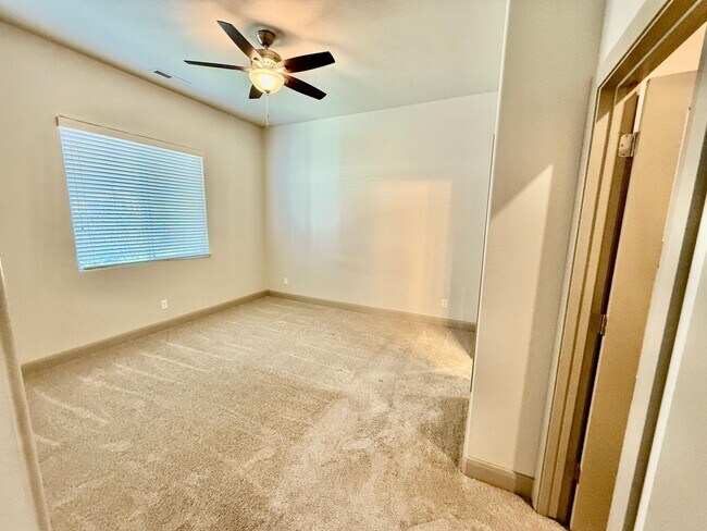 Building Photo - Spacious 2-Bedroom Duplex with Den & Fence...