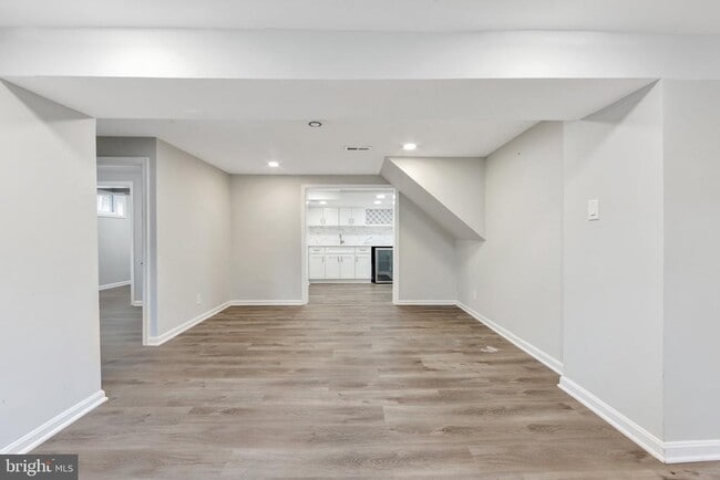 Building Photo - 3825 Larchwood Rd