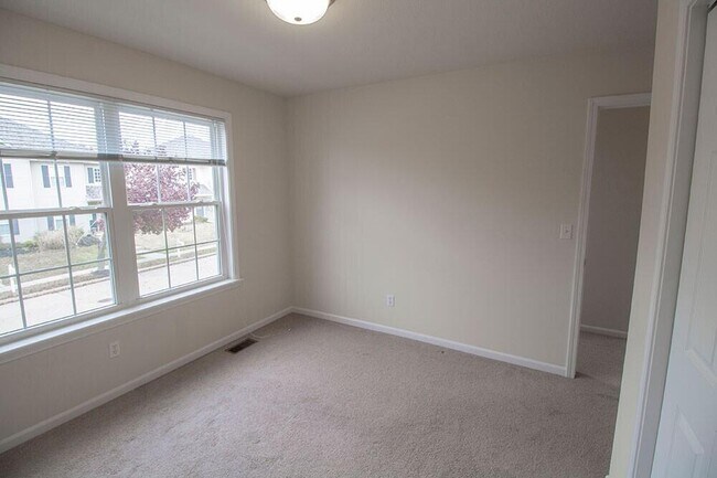 Building Photo - 1932 Center St