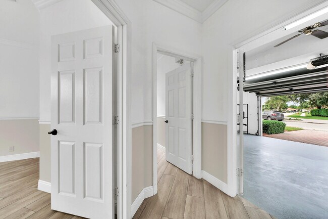 Building Photo - 5878 Bay Hill Cir