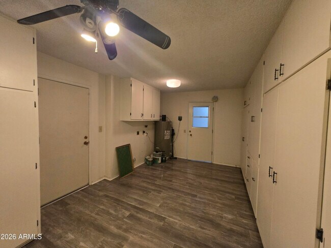 Building Photo - 10049 W Oakmont Dr