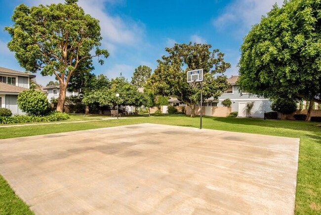 Building Photo - Huntington Beach Townhouse
