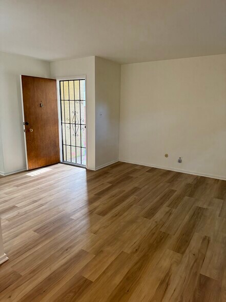 Building Photo - 423 E Cedar Ave