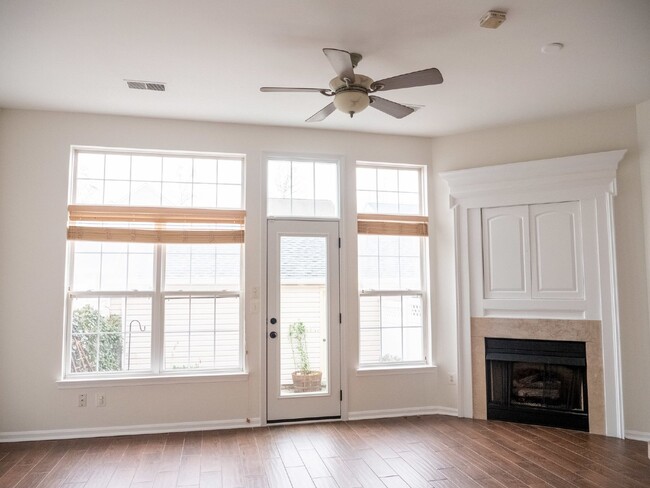Building Photo - Your Dream Townhome Awaits!