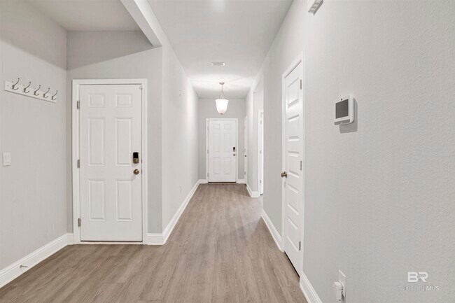 Building Photo - 390 Gemini St