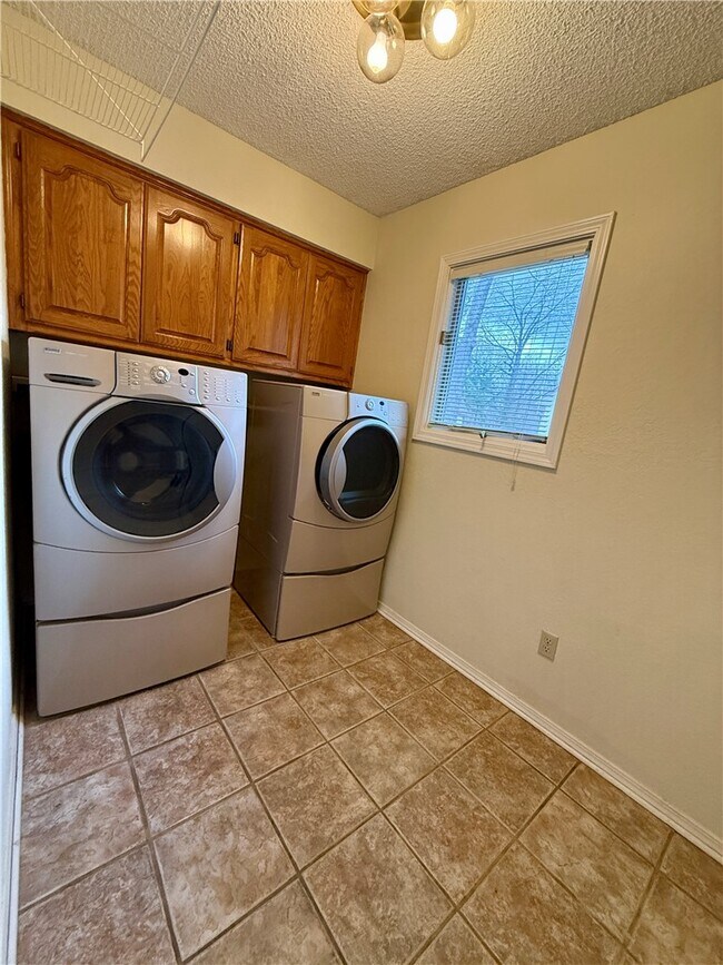 Building Photo - 9 Dunedin Dr