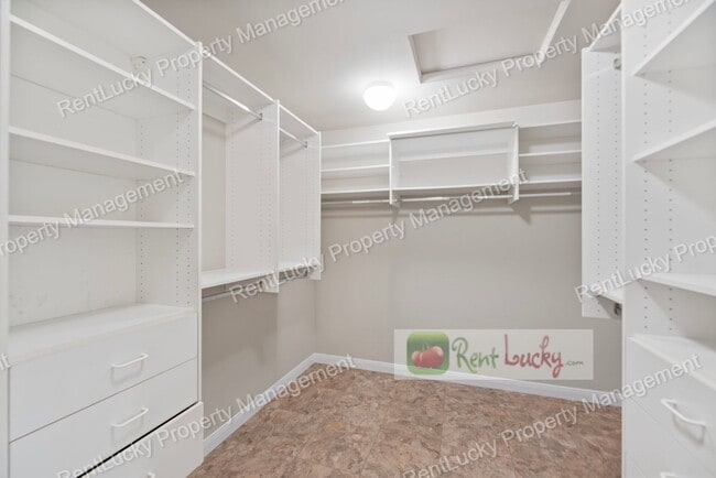 Building Photo - Like-New and HUGE 5-Bedroom Home in Prime ...