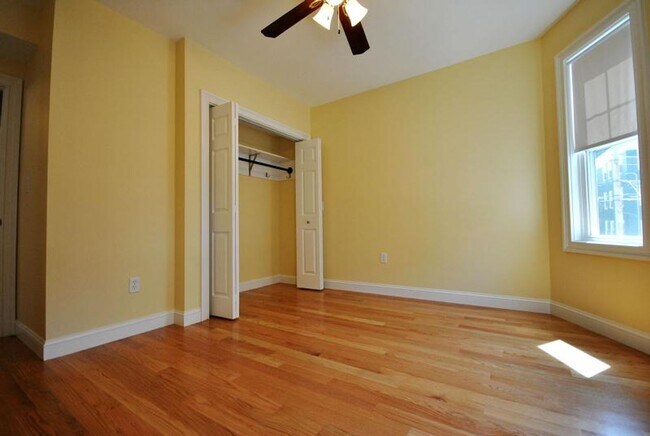 Building Photo - Oak Sq. Brighton 3-bed with Parking