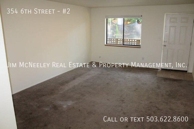 Building Photo - 3 bedrooms, 1.5 bathroom duplex available ...