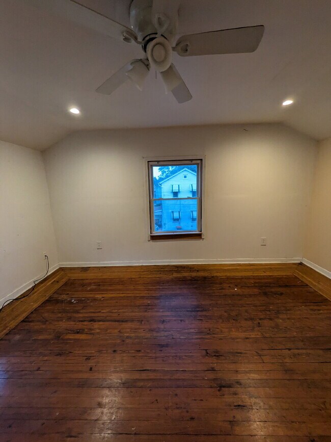 Building Photo - Beautifully updated 2 bed 1 bath apartment in Beaver Falls!