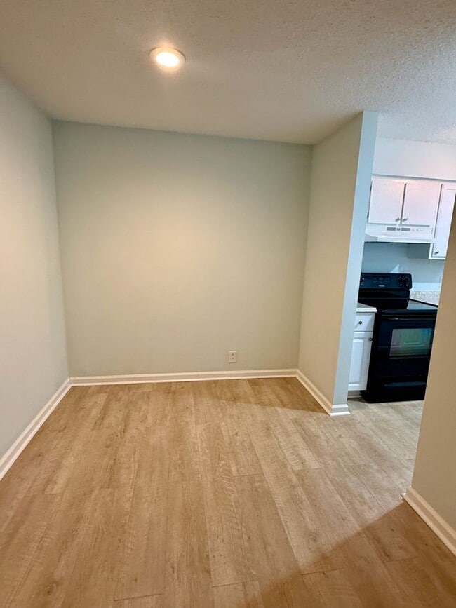 Building Photo - Comfortable coastal living in a convenient mid-island location! Available Now!