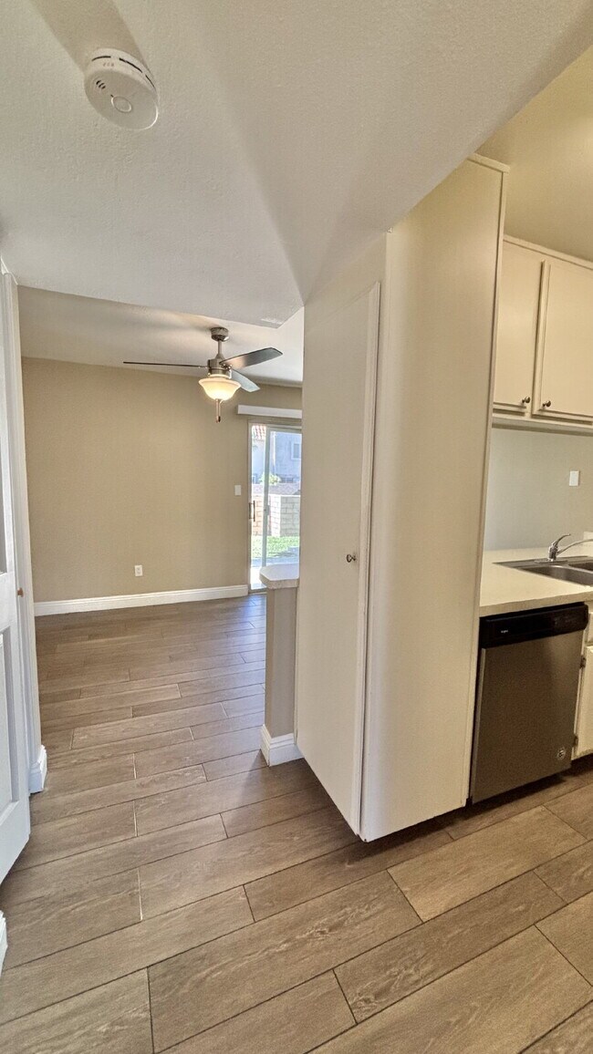 Building Photo - 2 Bedrooms Townhome Availble For Rent in I...