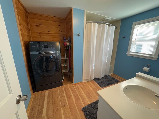 Building Photo - Spacious 4-Bedroom Single Family Rental in Amesbury - Available Now!