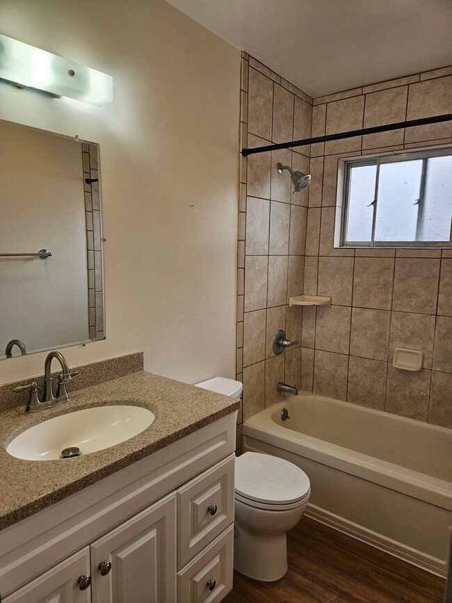 Building Photo - MOVE IN SPECIAL: Charming 2 Bedroom/1 Bath...