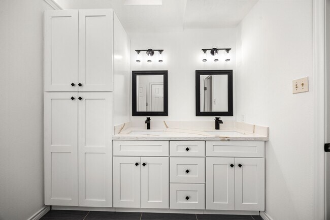 Building Photo - 2010 Courtshire Ln