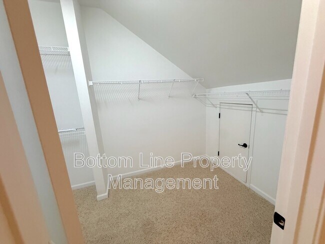 Building Photo - 15007 Skypark Dr