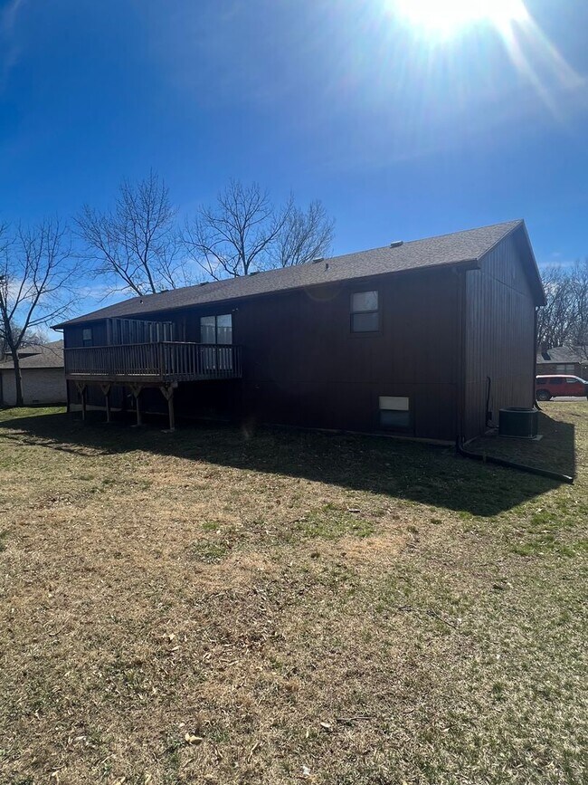 Building Photo - 429-431 Maple Grove Way
