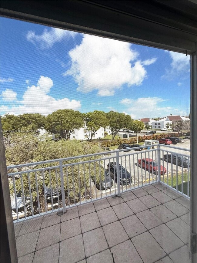 Building Photo - 9367 Fontainebleau Blvd