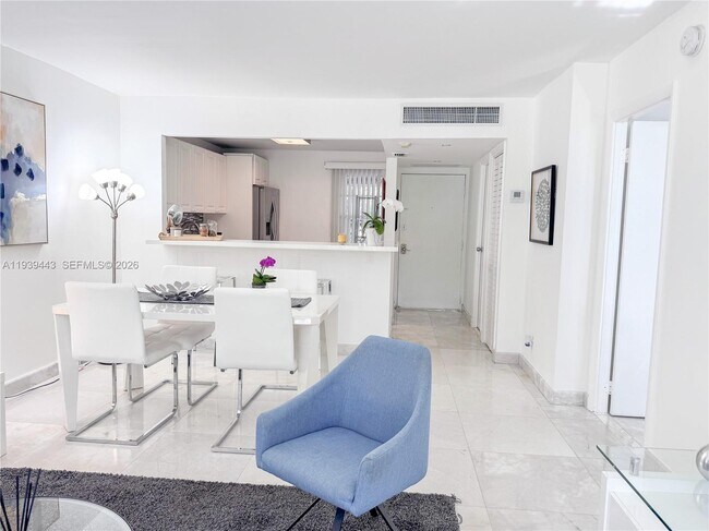 Building Photo - 3301 N Country Club Dr