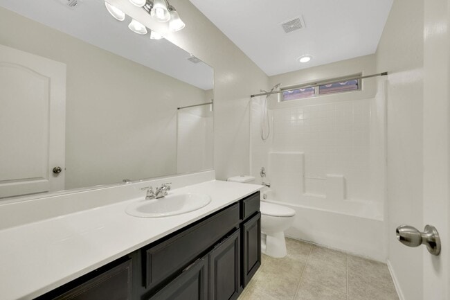 Building Photo - 3 bed/2.5 bath perfect corner home