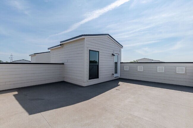 Building Photo - For Rent: Spacious 3-Bedroom Condo in the Heart of Richmond