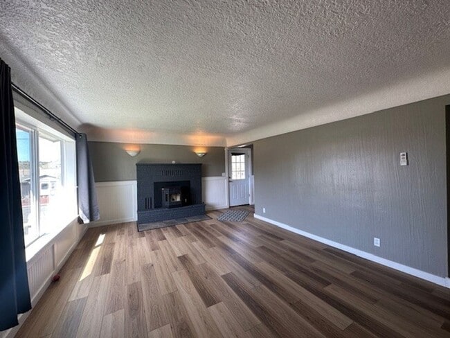 Building Photo - Newly Remodeled 3 Bedroom / 2 Bathroom in NE Madras