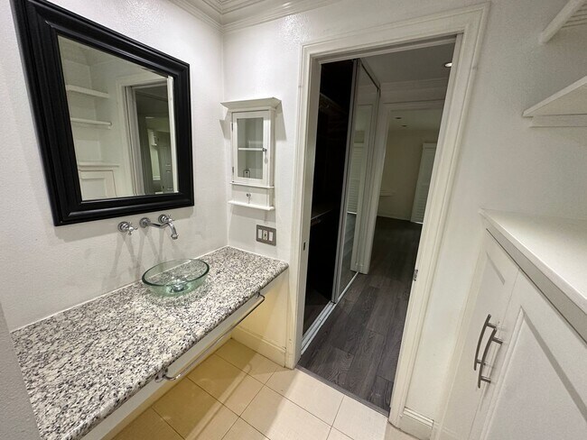 Building Photo - Morningside on the Lake Downstairs 1 Bedroom 1 Bath