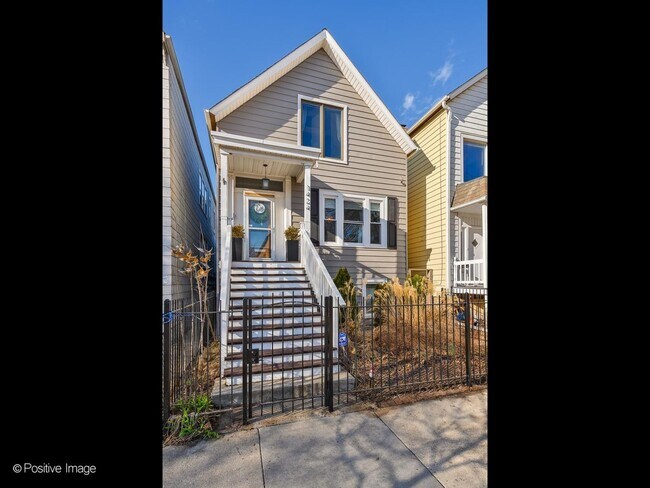 Building Photo - 1424 W Diversey Pkwy