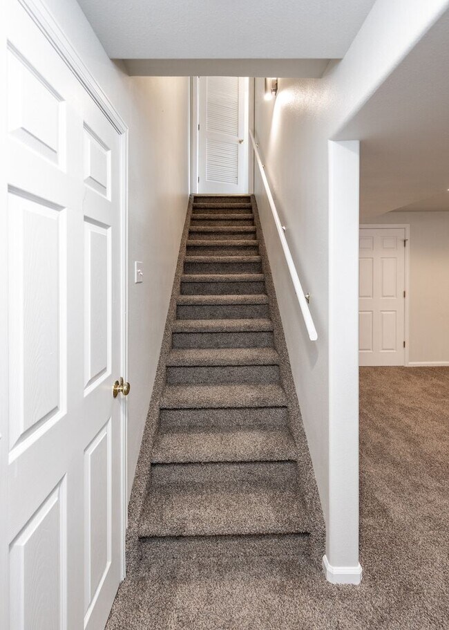 Building Photo - Newly Updated 4 Bed Home Centrally Located