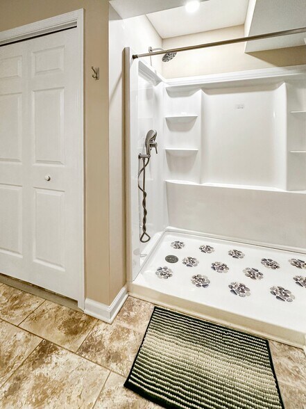 Building Photo - 6636 Isle of Skye Dr