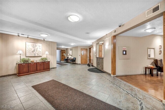 Building Photo - 11850 Edgewater Dr