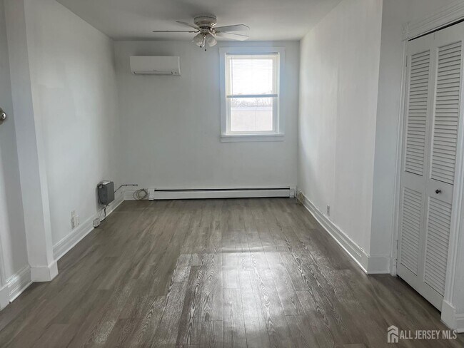 Building Photo - 110 Oak Tree Ave