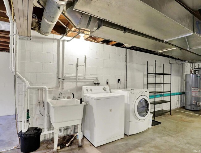 Building Photo - 916 E Maxwell Ln