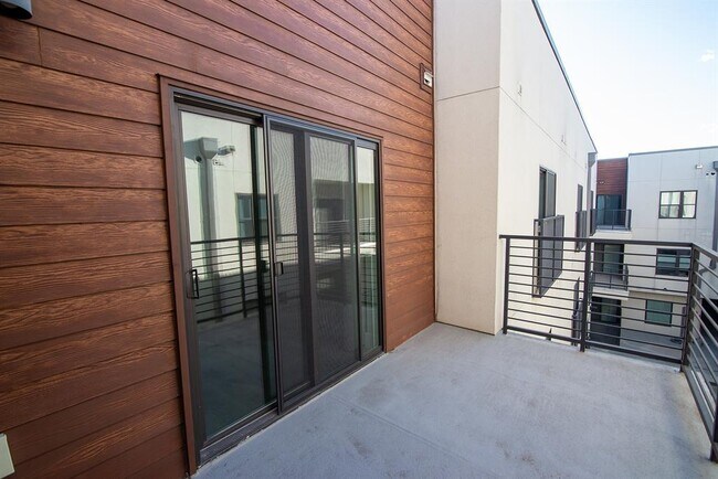 Building Photo - 2213 Poquito St