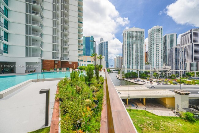 Building Photo - 350 S Miami Ave
