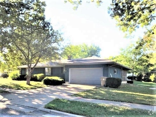 Building Photo - 1701 Elka Ln