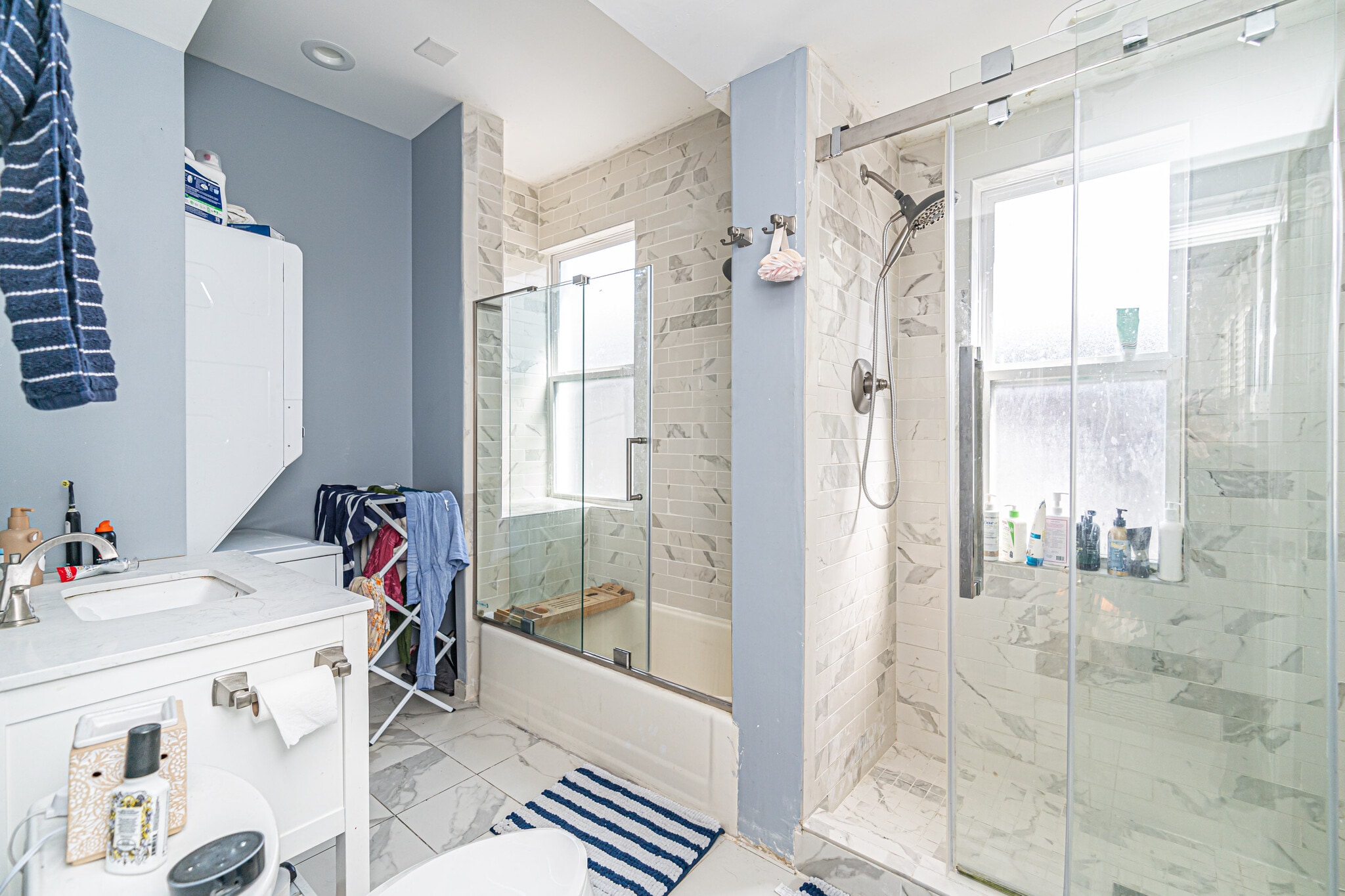 main bathroom - 2526 N Rockwell St