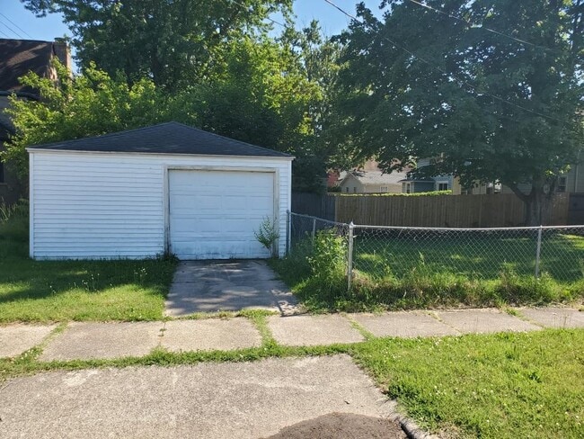 Building Photo - 802 S 28th St