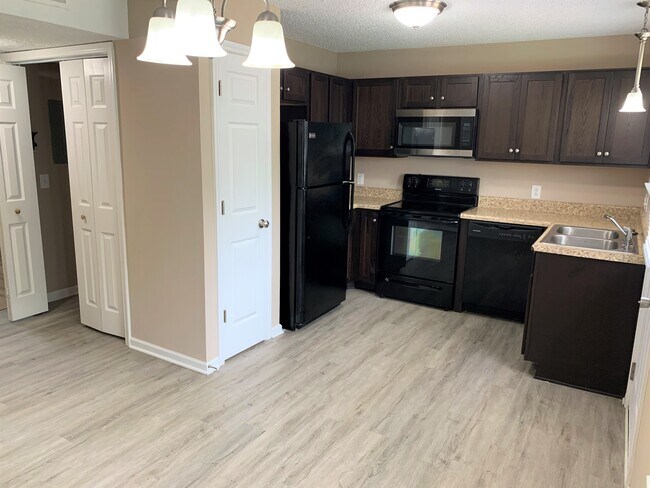 Kitchen - 137 Colemont Dr