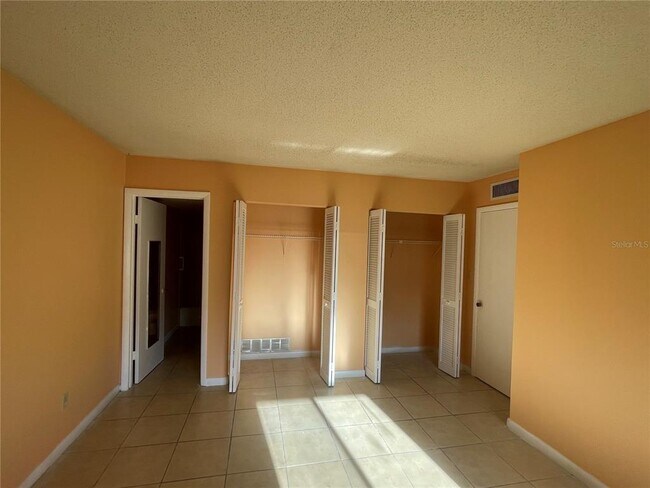 Building Photo - 549 Fairways Dr
