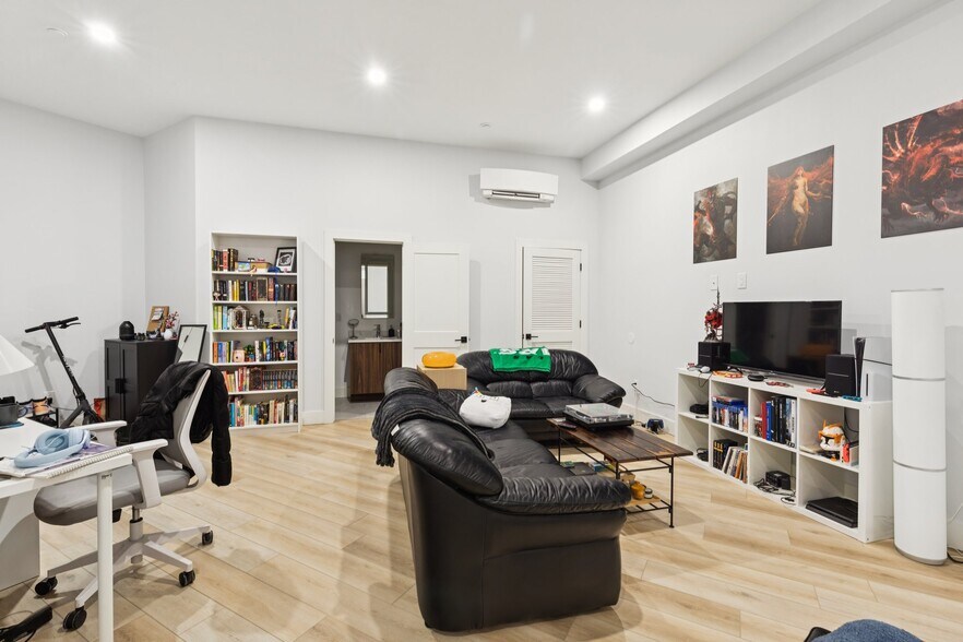 Building Photo - 3849 Lancaster Ave