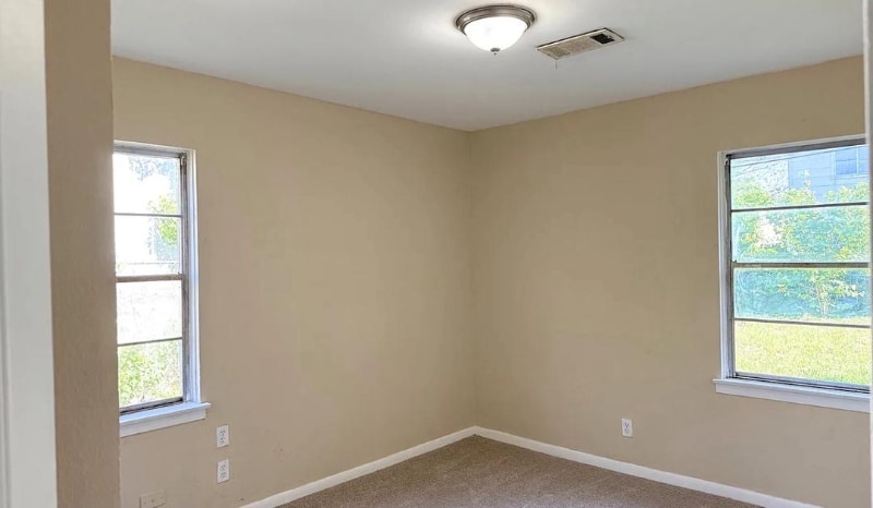 Building Photo - 2406 Sunny Dr