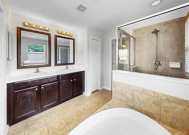 Building Photo - 17423 New Cross Cir