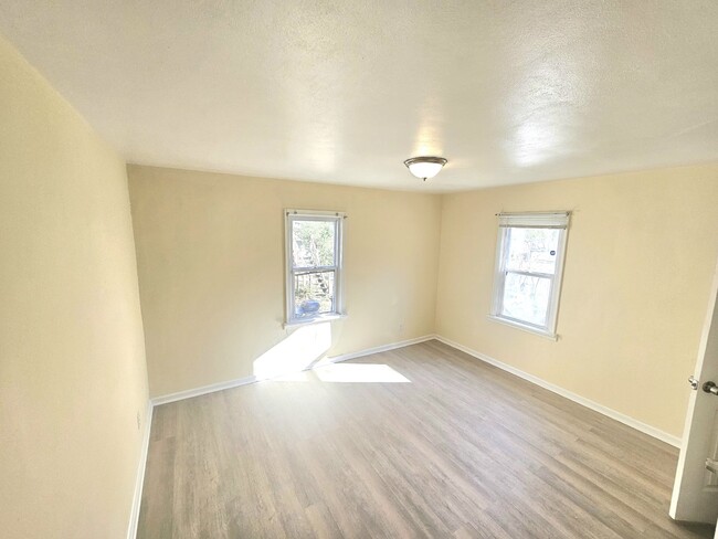 Building Photo - Charming 2-Bedroom Gem on Heydt Avenue wit...