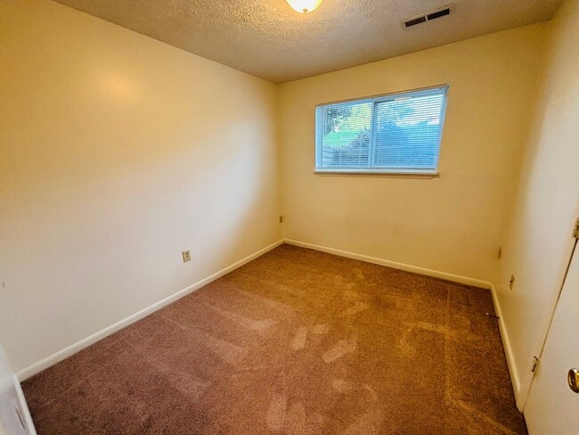 Building Photo - 3 Bedroom, 2 Bath Apartment