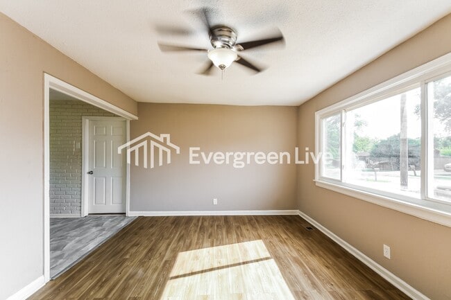 Building Photo - 1933 Sloan Ave