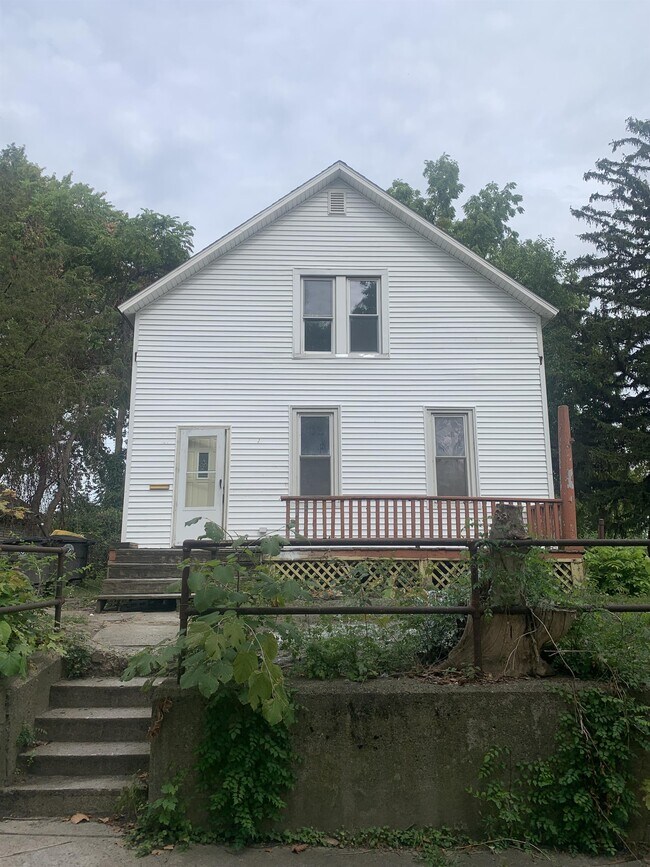 Primary Photo - 1021 Liberty St